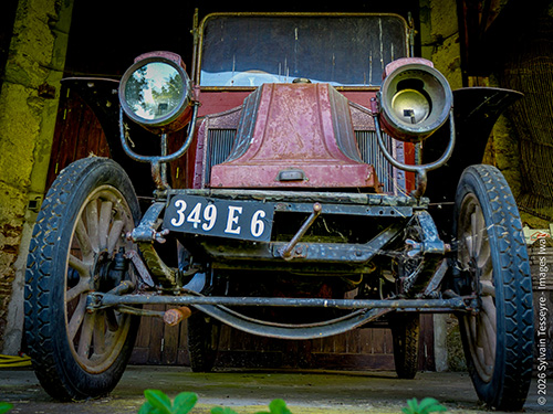 Renault AX vue de face droite